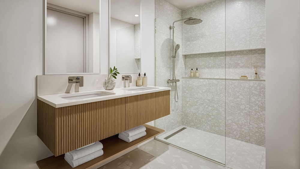Bloom Suite, 1 King Bed, 1 Sofa Bed, Living & Den Area, Kitchen
