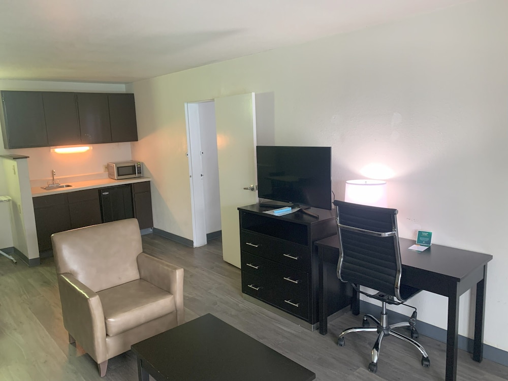 Suite, Multiple Beds, Non Smoking - Photo 9