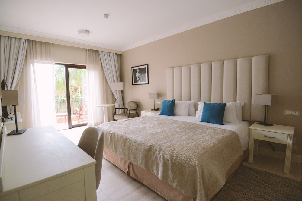 Luxury Apartment, 3 Bedrooms, Pool View