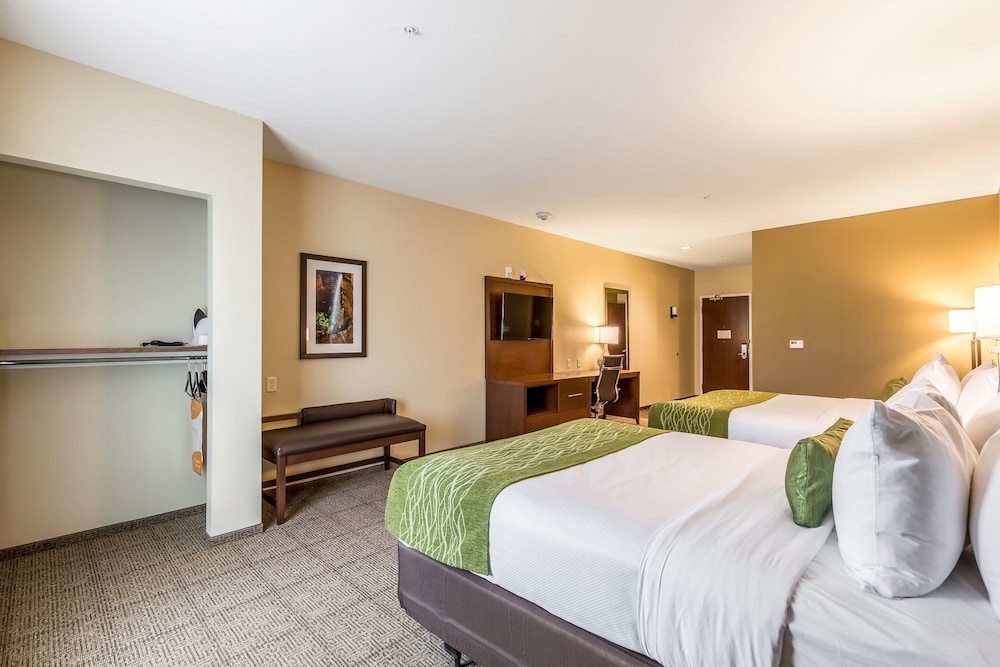 Suite, Multiple Beds, Non Smoking photo 2