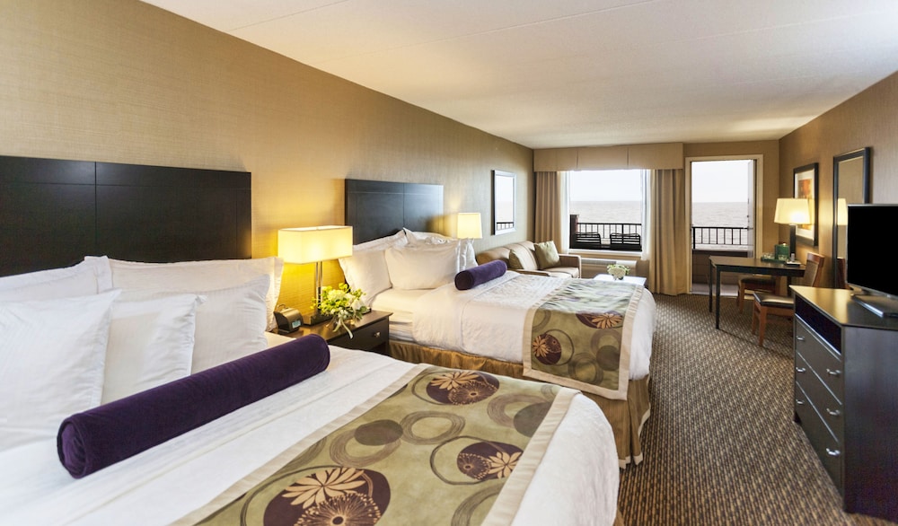 Deluxe Room (2 Queens with Sofa bed Lakeview) photo 1