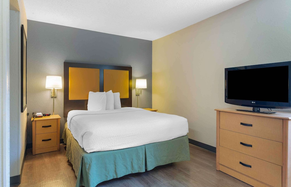 Deluxe Studio, 1 Queen Bed with Sofa bed, Non Smoking photo 1