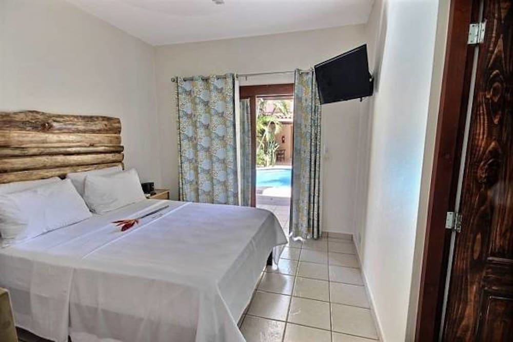 Poolside Quadruple Room photo 2