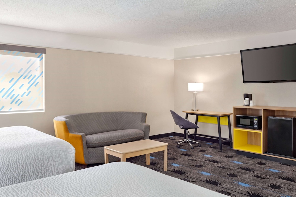 Suite, 2 Queen Beds, Non Smoking photo 2