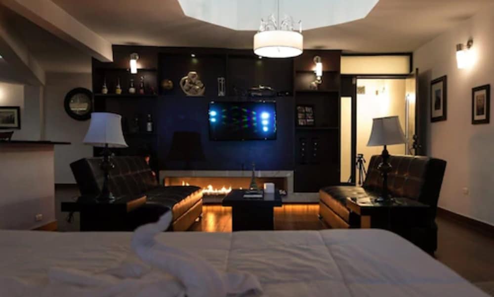 Penthouse, Jetted Tub