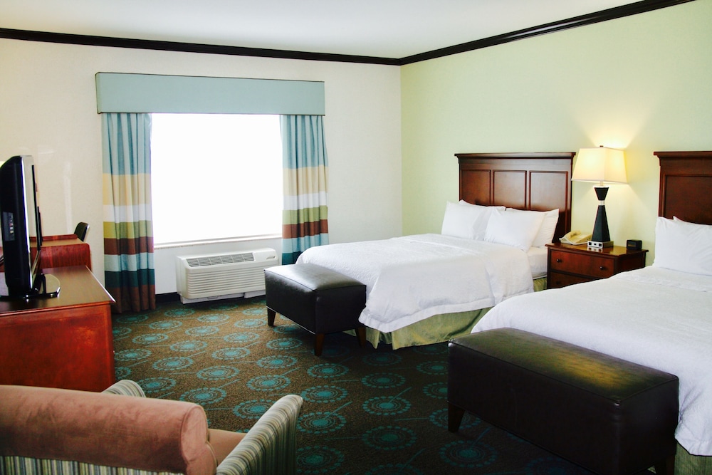 Room, 2 Queen Beds, Accessible, Bathtub - Photo 2