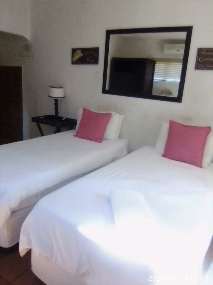 Economy Twin Room photo 2