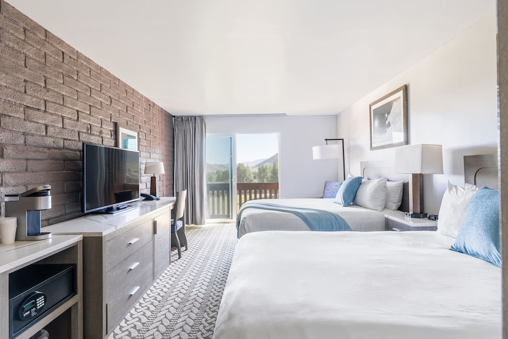 Room, 2 Queen Beds, Accessible (Roll In Shower)