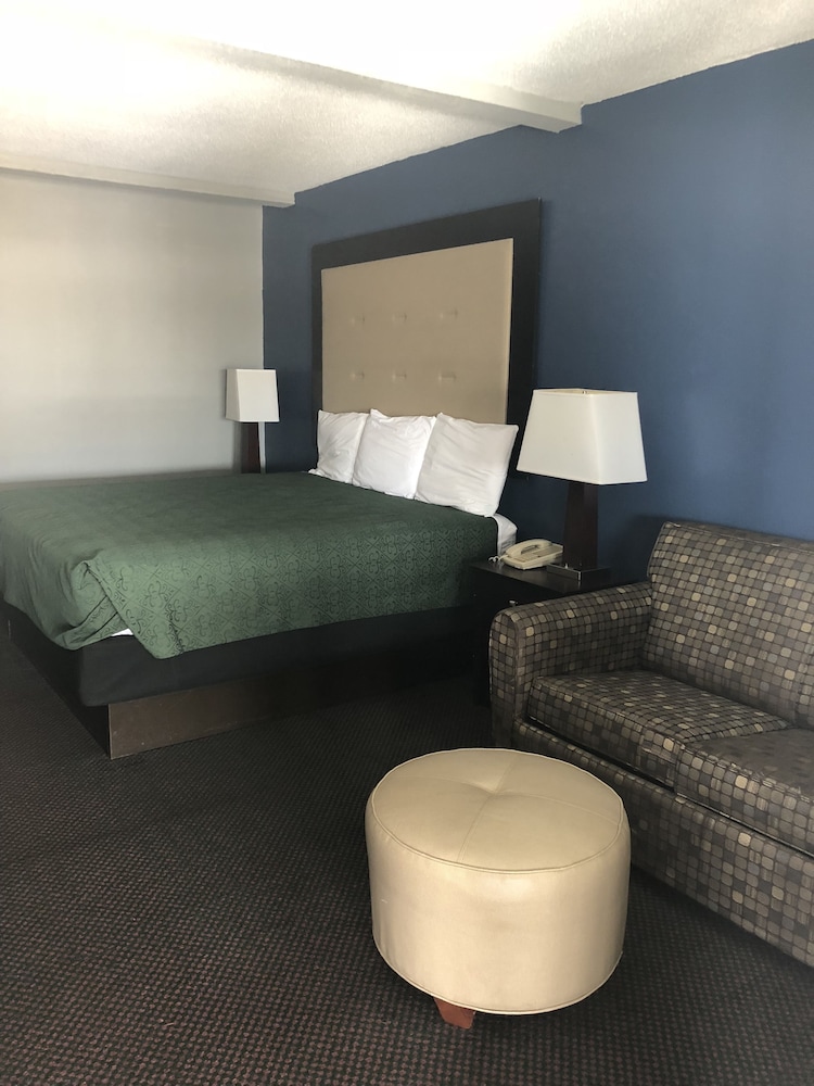 Classic Room, 1 King Bed, Non Smoking photo 2