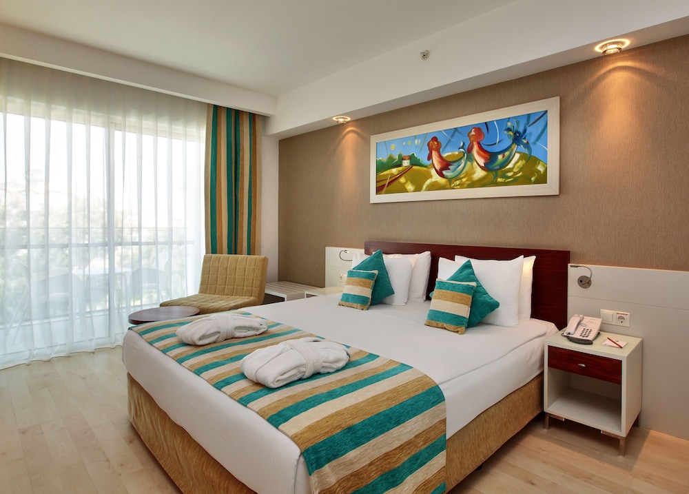 Standard Room, Partial Sea View photo 3