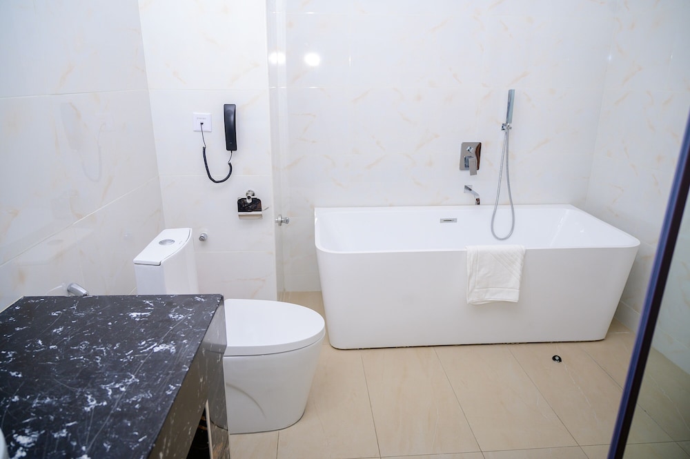 Executive Suite - Photo 12
