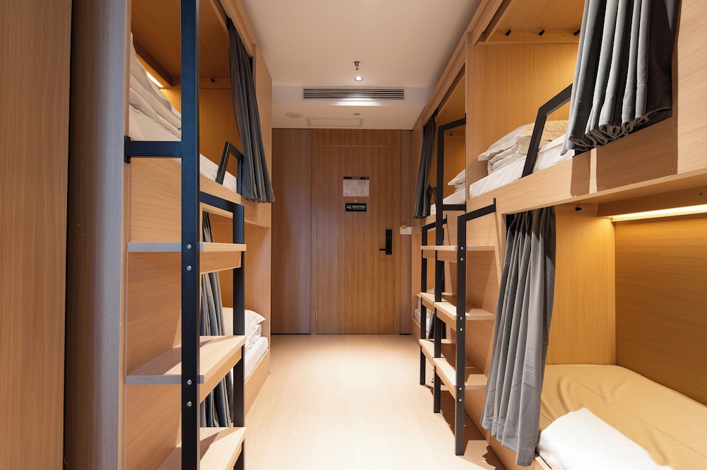 6-Bed Mixed Dormitory Room