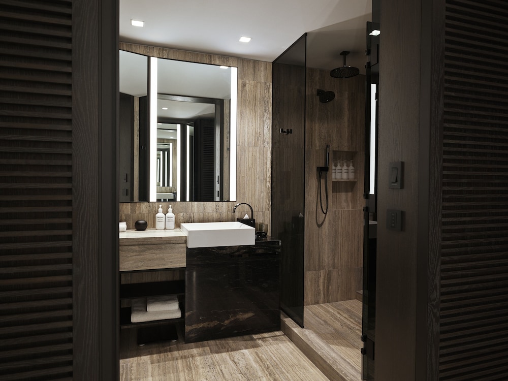 Deluxe Room, 1 King Bed, City View