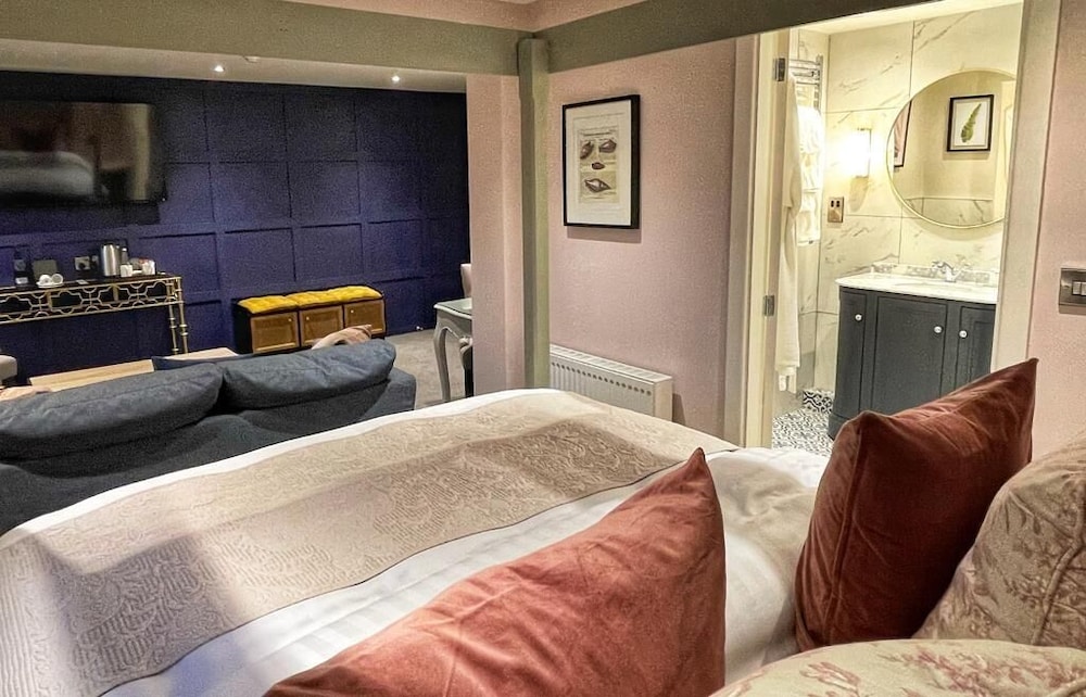 Executive Suite - Photo 16