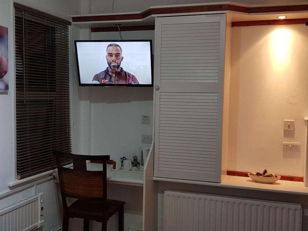 Double or Twin Room, Ensuite - Photo 9