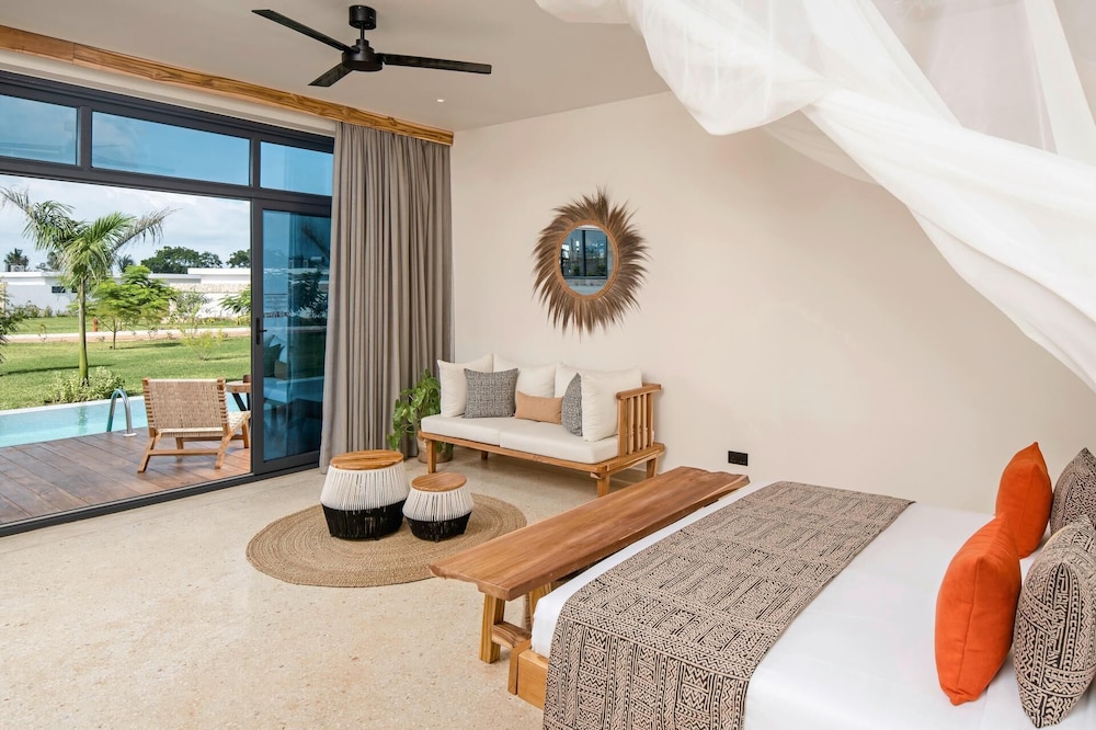 Junior Swim-Up Suite +16