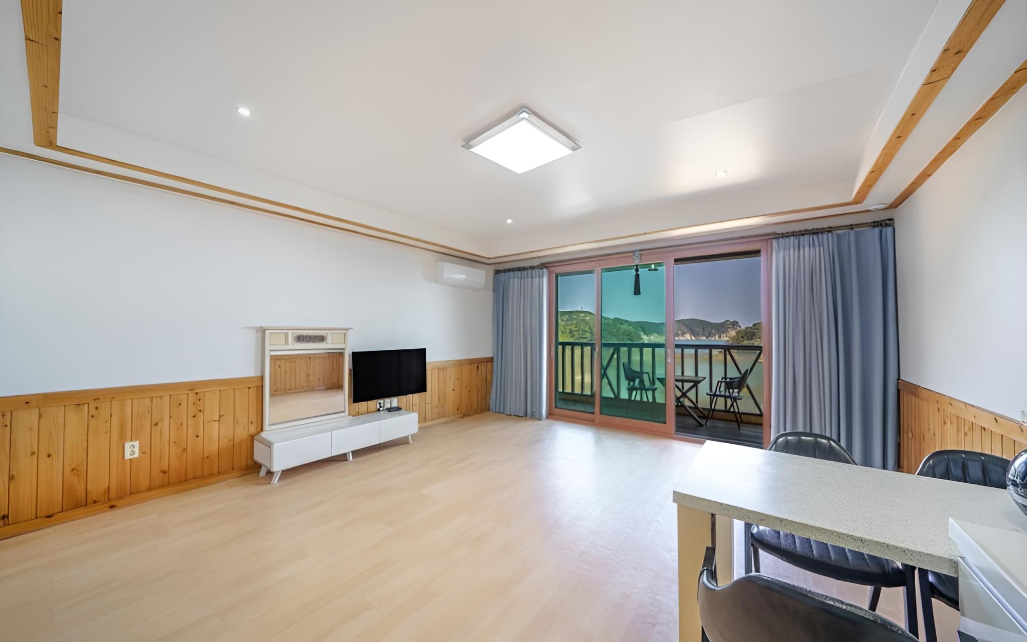 Room (Haedong 202 (ocean view)) - Photo 1