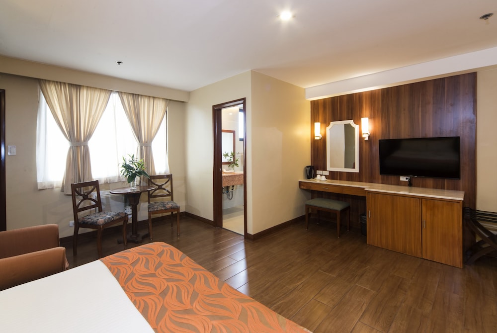 Family Suite, 2 Queen Beds photo 2
