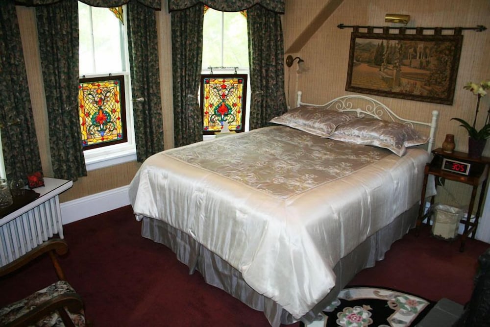 Room, 1 Queen Bed, Ensuite (West Wing Room) photo 3