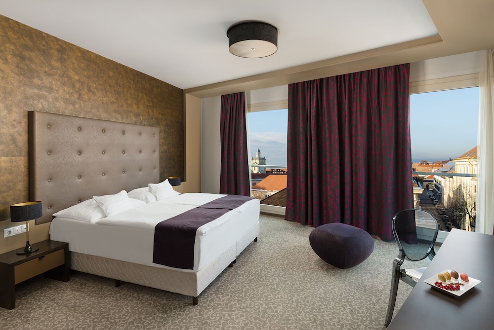 Deluxe Corner Suite