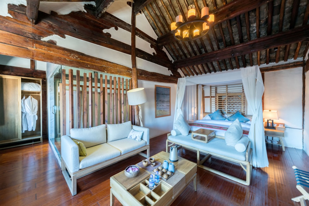 Luxury Suite, Bathtub, Courtyard View photo 1