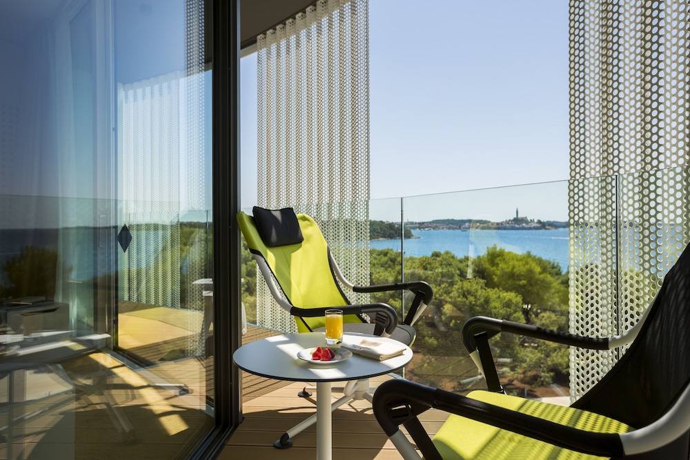 Grand room with balcony, sea side
