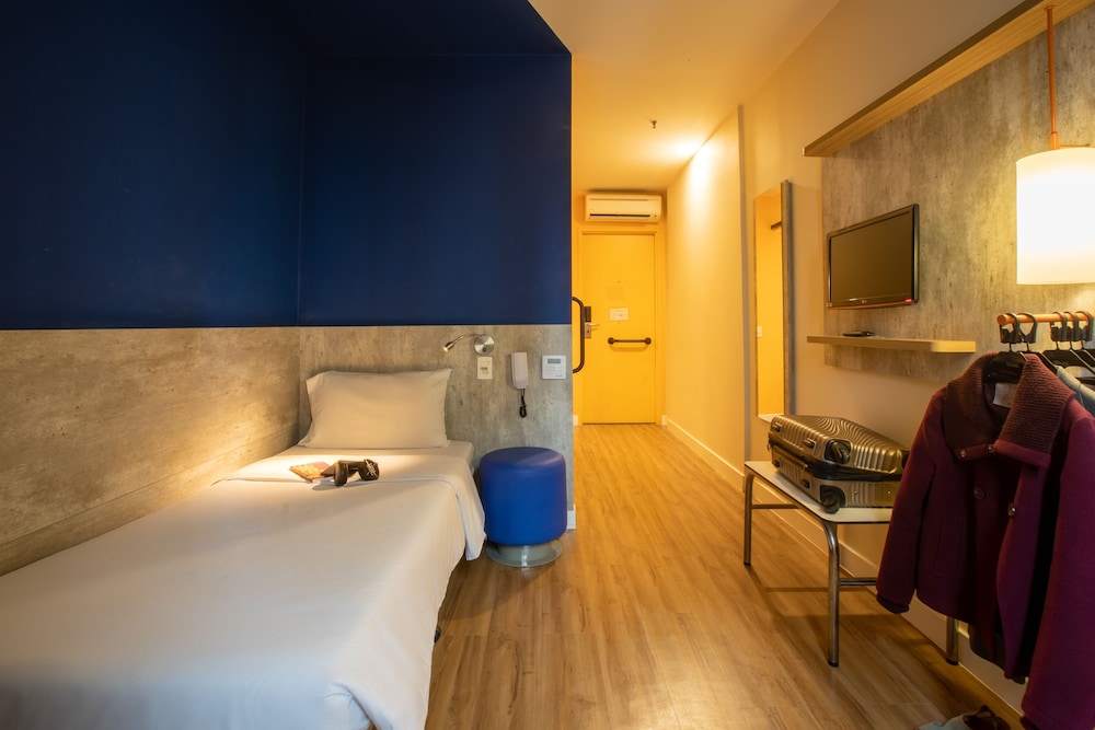 Accessible Standard Room, adapted with 1 pull-out bed thumbnail 5