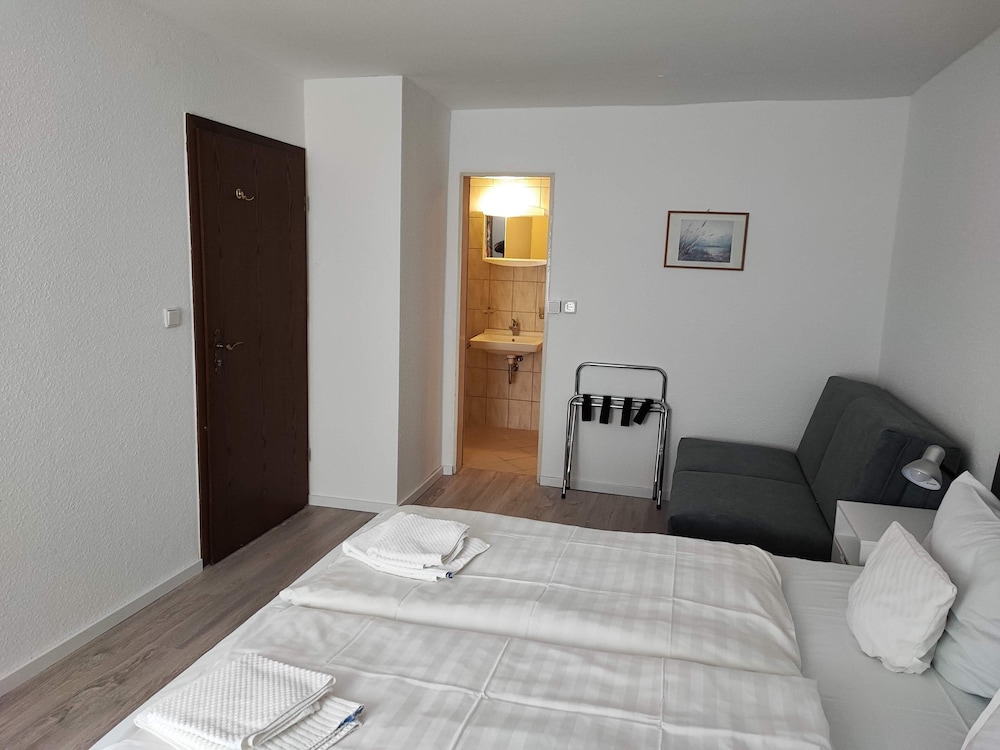 Suite, Ensuite photo 3