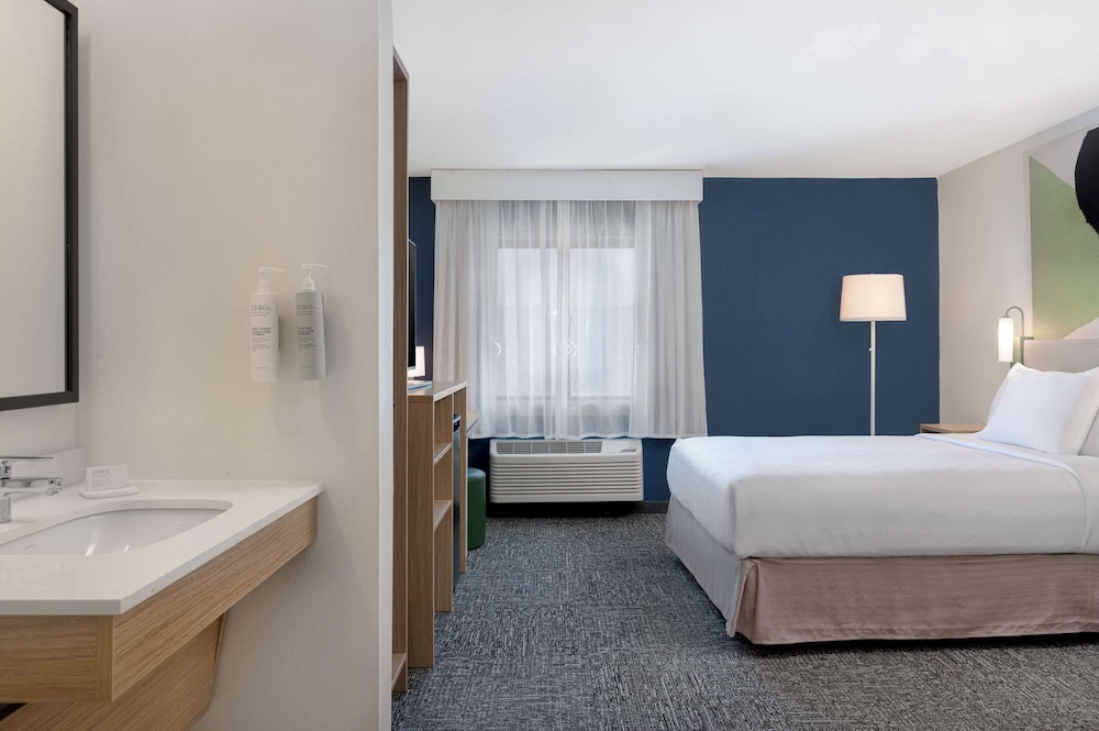 Room, 1 Queen Bed, Accessible (Mobility & Roll-In Shower) - Photo 1