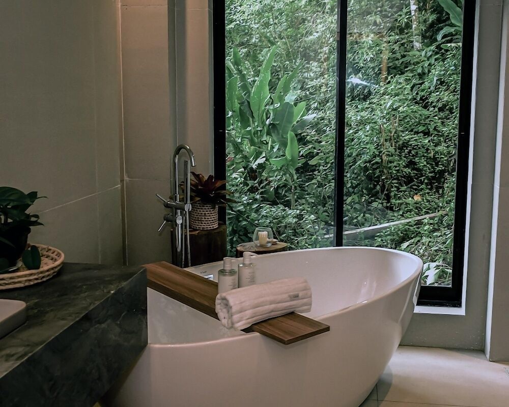 Master Suite with Bathtub photo 2