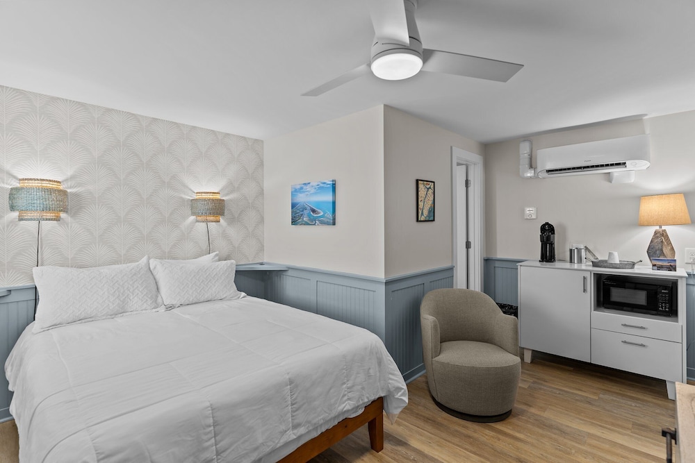 Standard Single Room, 1 Queen Bed, Refrigerator & Microwave photo 1