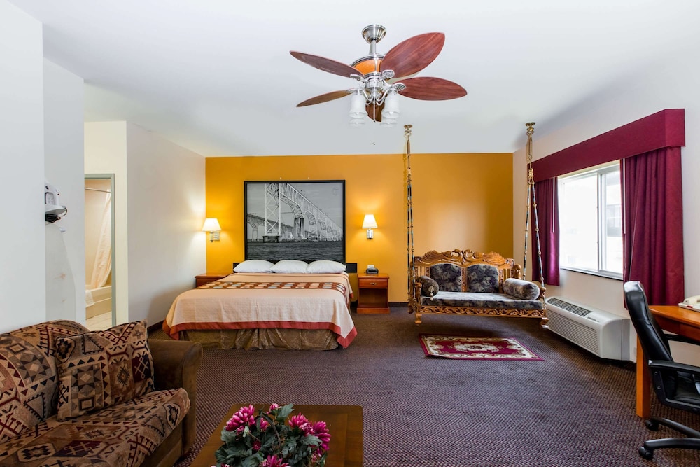 Suite, 1 King Bed, Refrigerator photo 1