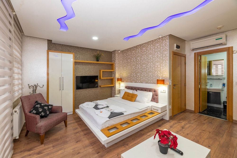 F) King Suite photo 2