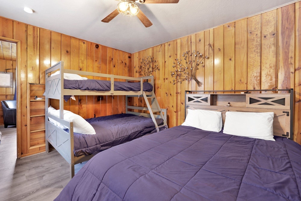 Cabin, Multiple Beds, Patio, Mountain View (109) photo 3