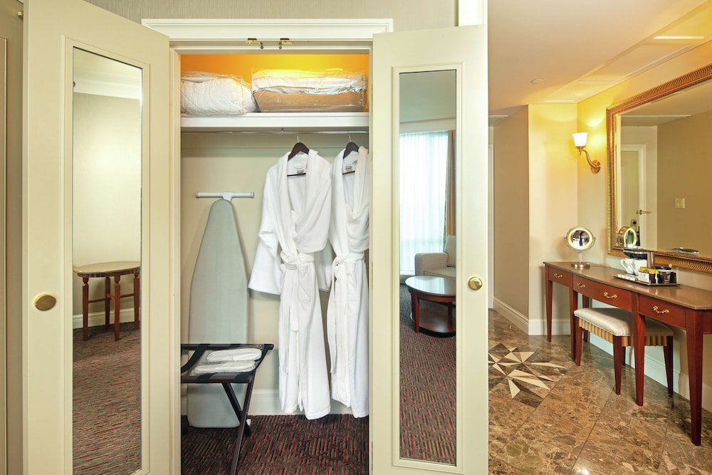 1 Bedroom Suite, 1 King Bed, Lake View - Photo 4