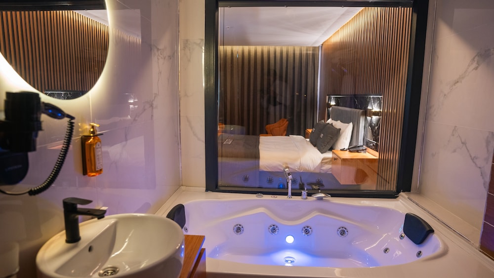 Deluxe Room, Hot Tub photo 3
