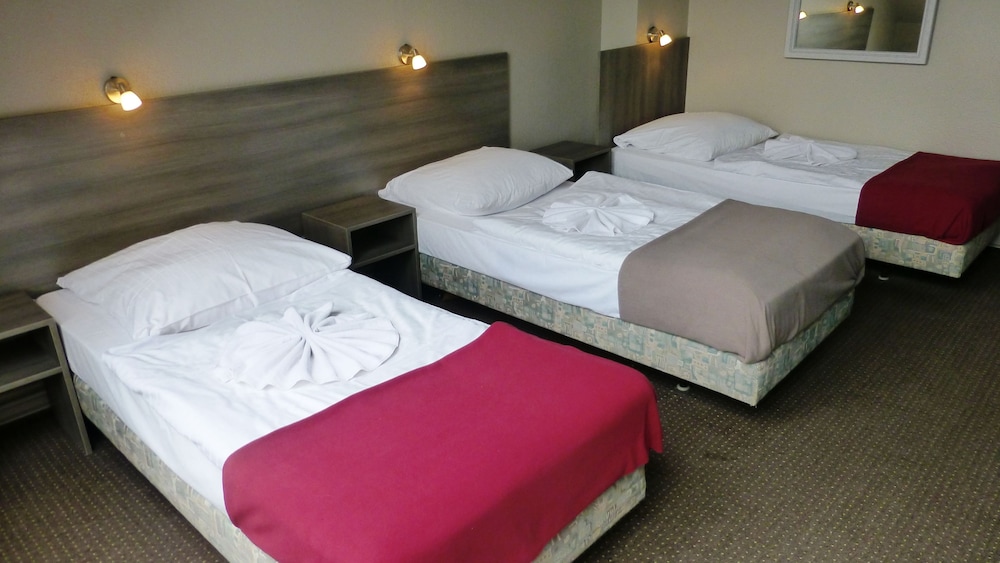 Economy Triple Room photo 1