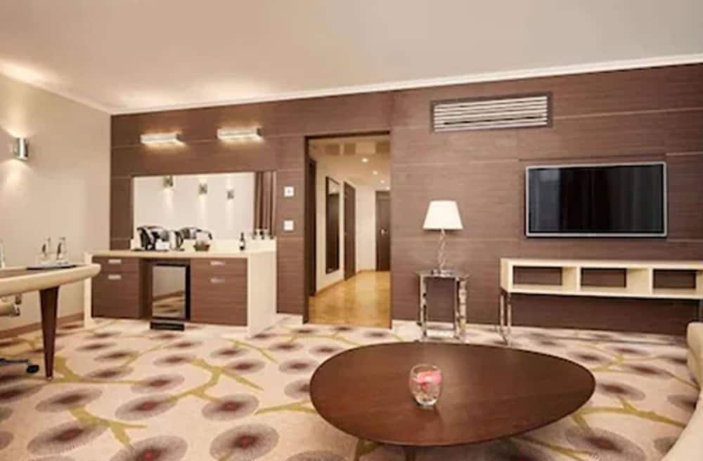 Tower Suite, Business Lounge Access