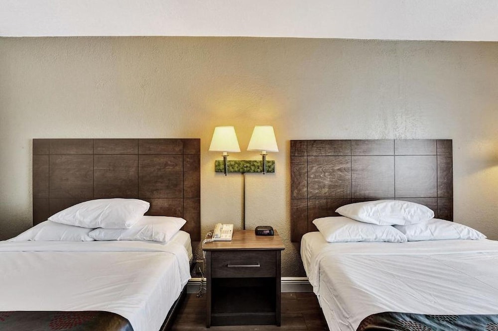 Upper Floor 2 Queen Beds photo 1