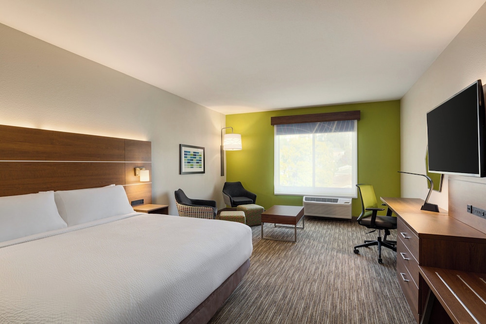 Standard Room, 1 King Bed, Roll-in Shower (Communications, Mobility) - Photo 1
