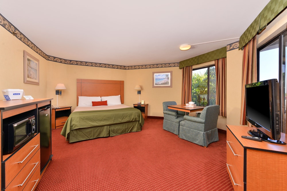 Suite, 1 King Bed, Non Smoking, Balcony photo 2