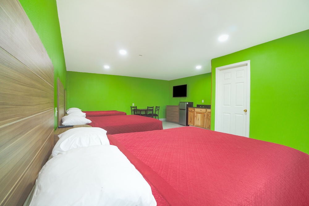 Room, Multiple Beds, Kitchenette - Photo 4