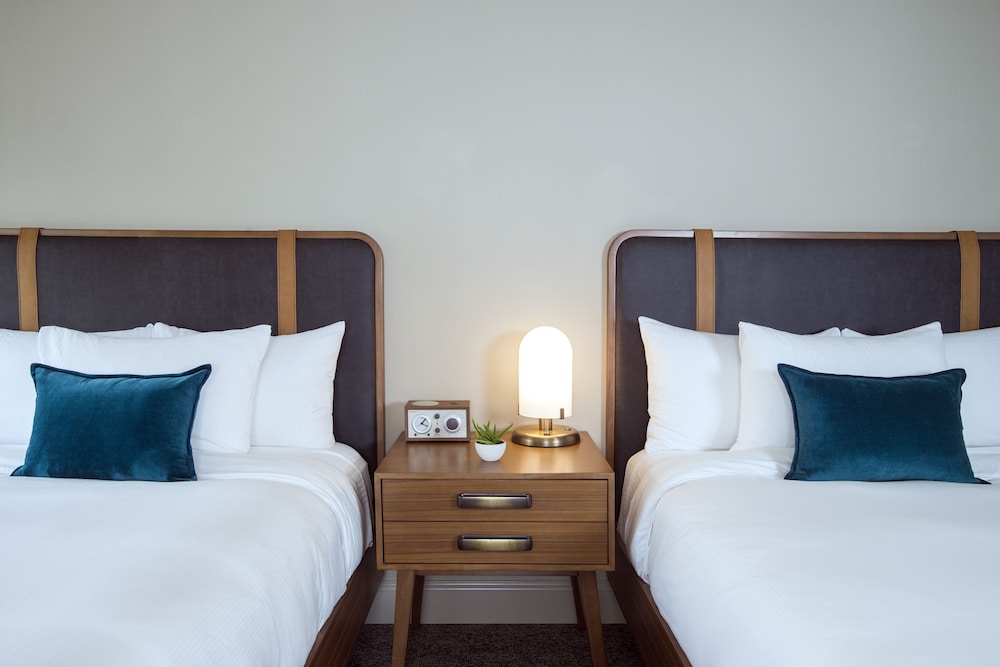 Room, 2 Queen Beds, Corner photo 1