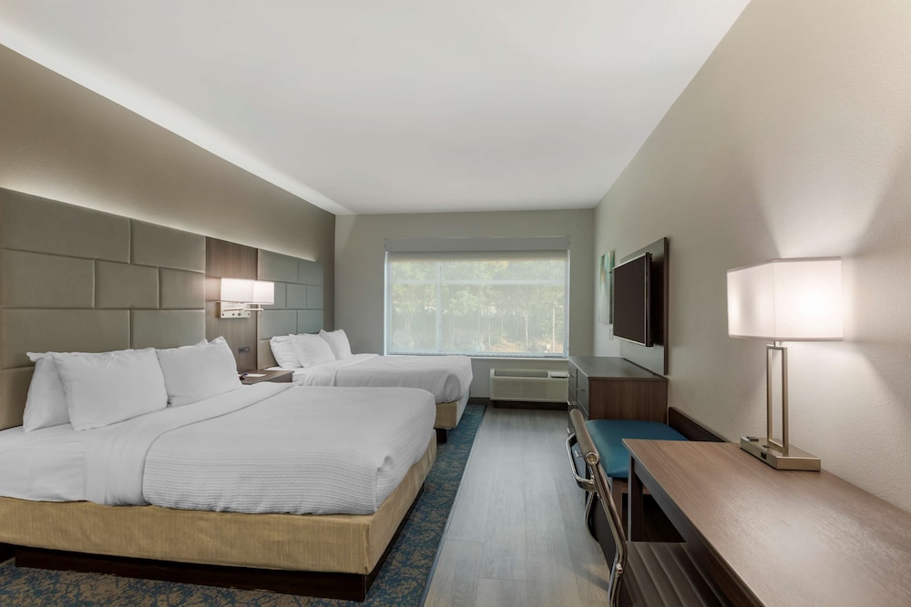 Standard Room, 2 Queen Beds, Non Smoking, Refrigerator & Microwave (with Single Sofabed) - Photo 1
