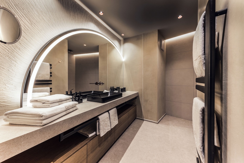 Comfort Suite, 1 King Bed, Mountain View, Poolside photo 2