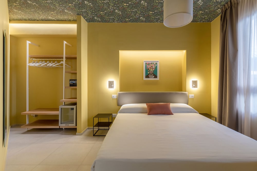 Standard Room, 1 Queen Bed, Non Smoking, Ensuite photo 2