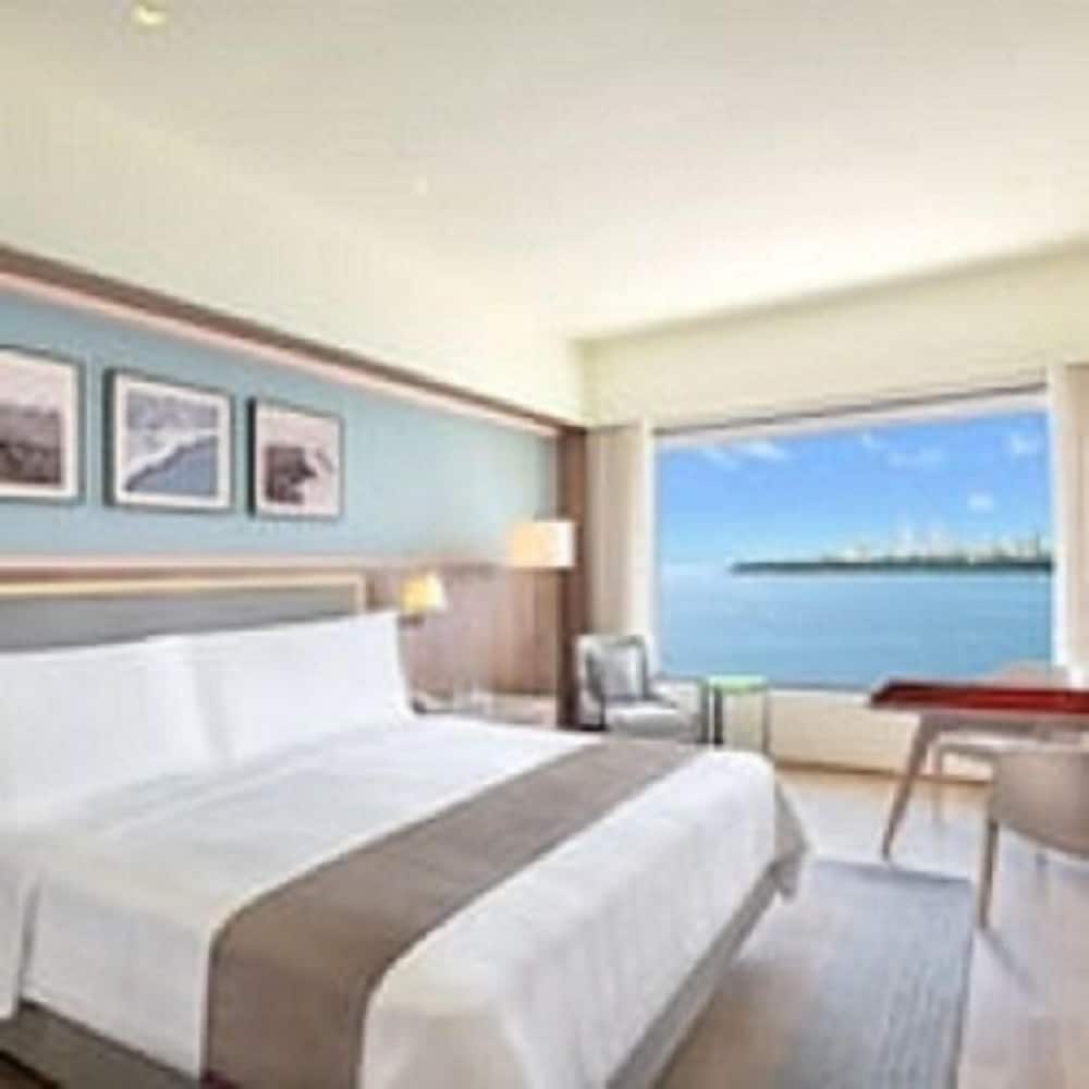 Club Room, Ocean View (Trident)