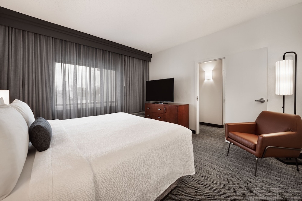 Suite, 1 Bedroom, Balcony - Photo 3