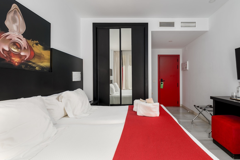 Deluxe Twin Room (City or Patio views) photo 3