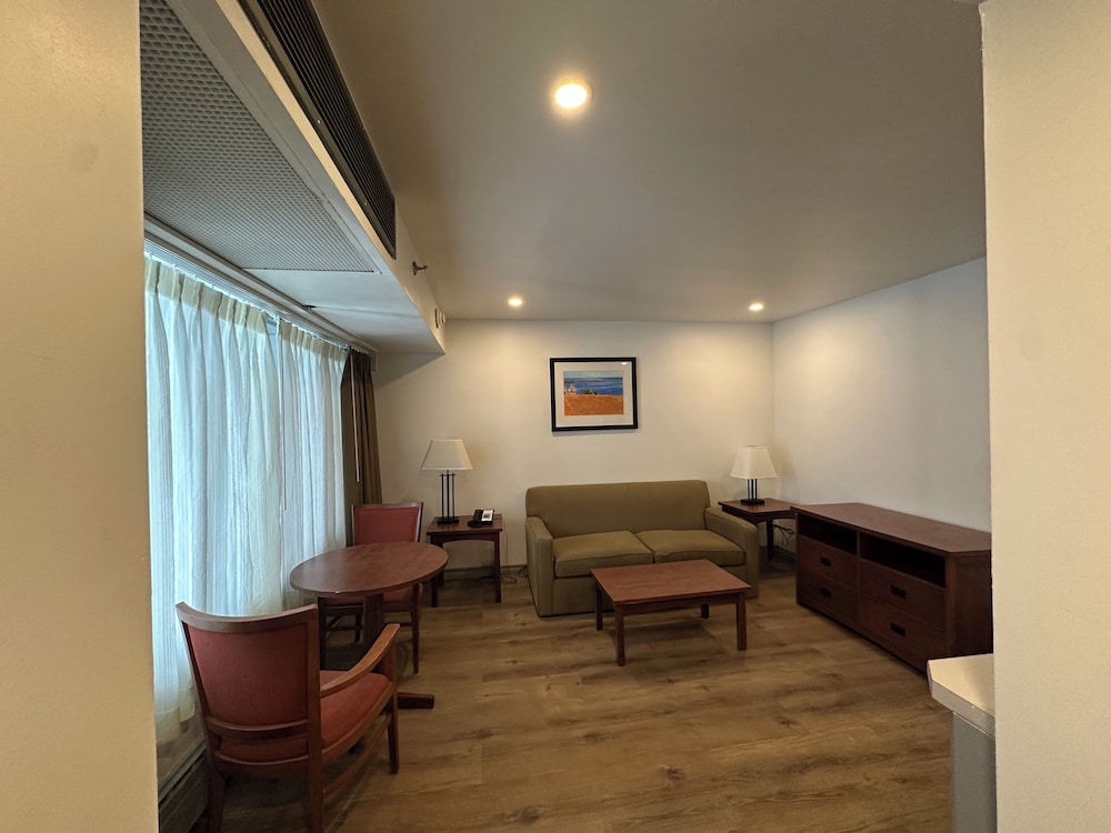 Renovated 1 Queen Bed Suite - Main Building photo 3